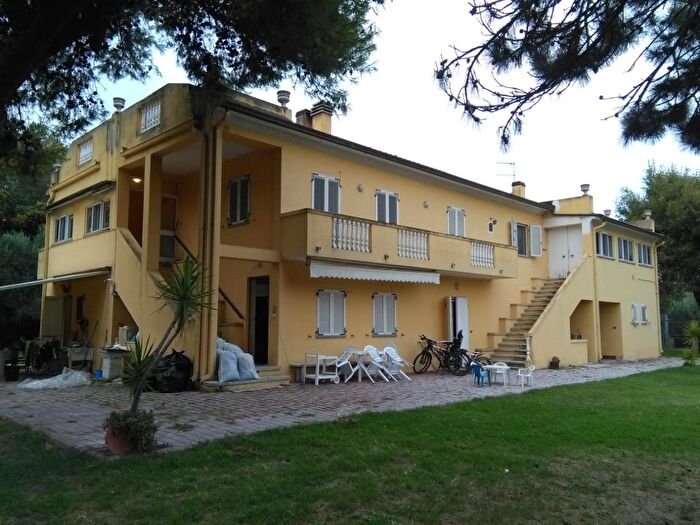 Casa con 13 locali in vendita in Via Galilei, Giulianova