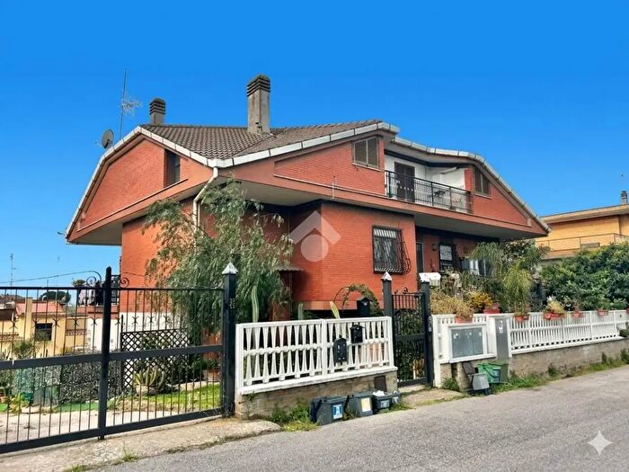 Appartamento quadrilocale in vendita in Via del Ramarro, Roma