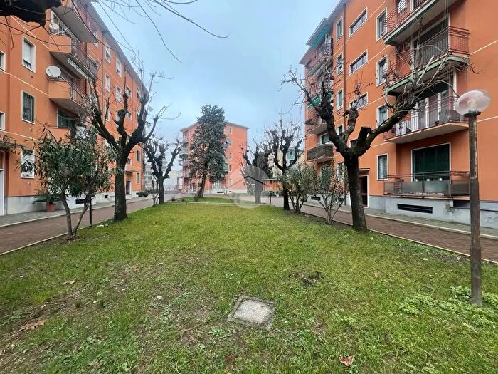 Appartamento trilocale in vendita in Via Lorenteggio, Milano