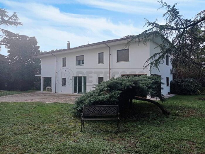 Casa con 6 locali in affitto in Via Roma, Capodisotto, Montecchio Precalcino
