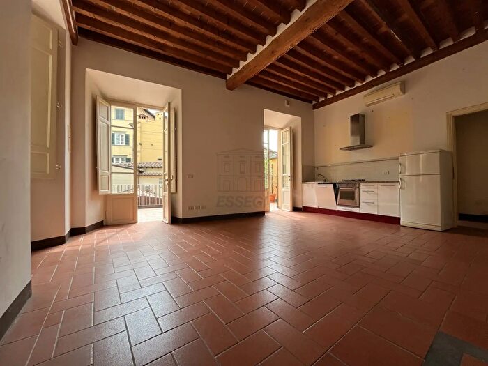 Appartamento quadrilocale in affitto in Via Buia, Lucca