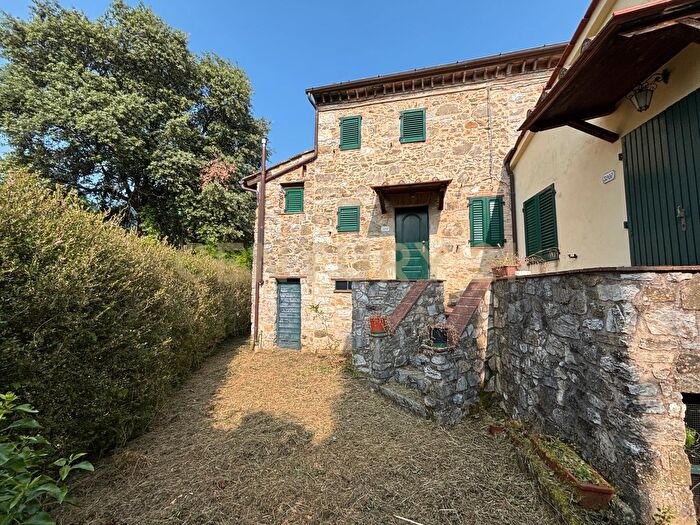 Casa trilocale in vendita in Località Deccio di Brancoli, Lucca