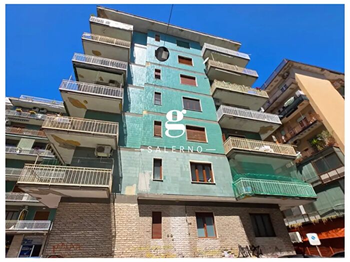 Appartamento trilocale in vendita in Via Rocco Galdieri, Salerno