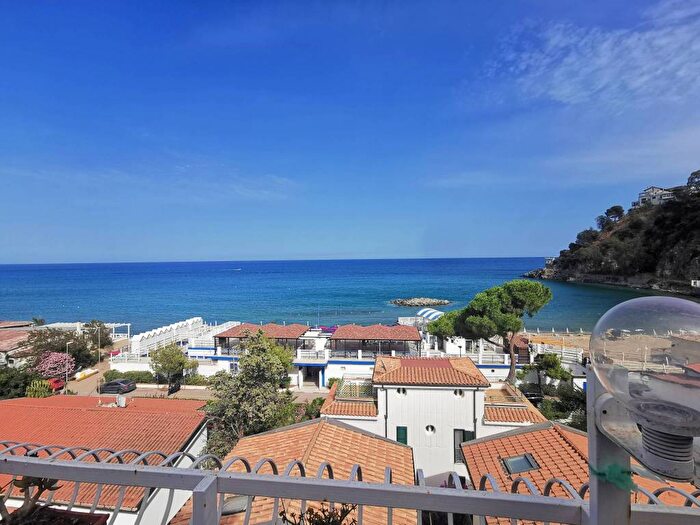 Appartamento trilocale in affitto in Via Lucifero, Copanello, Stalettì