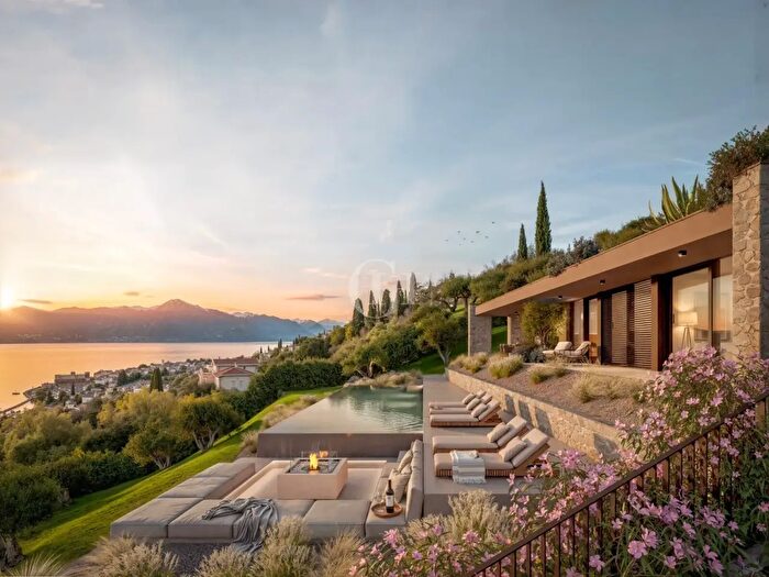 Casa con 6 locali in vendita in Torri Del Benaco