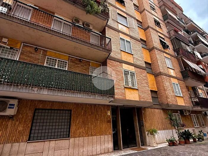 Appartamento bilocale in vendita in Via Albano, Roma
