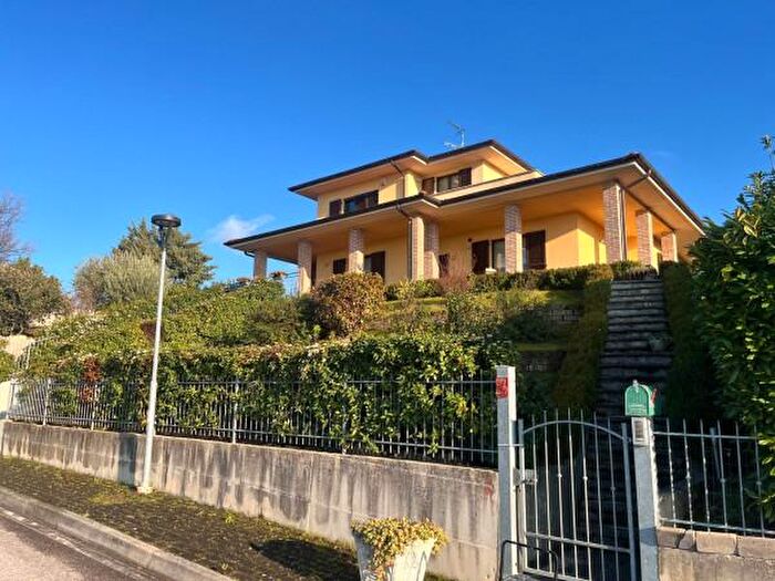 Casa con 6 locali in vendita in Via San Tommaso, Urbino
