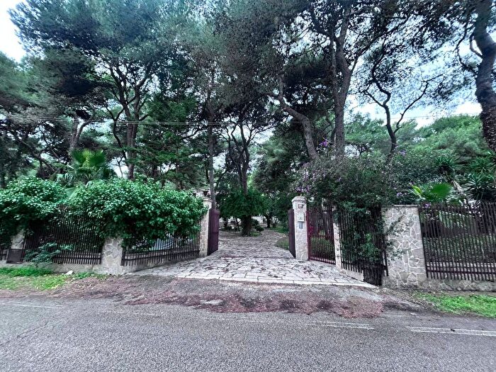 Casa con 5 locali in affitto in Viale della Casteluccia, Monti DArena Bosco Caggione, Pulsano