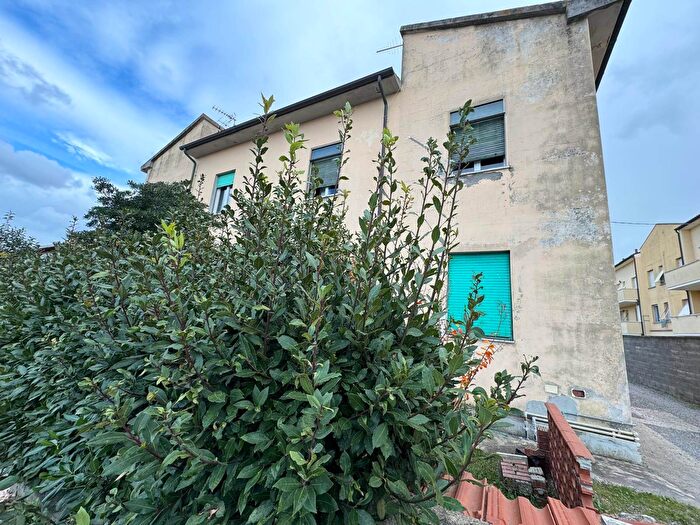 Appartamento con 6 locali in vendita in Via Val di Cecina, Cecina