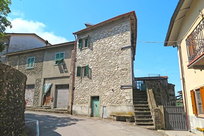 Casa con 7 locali in vendita in Casola In Lunigiana