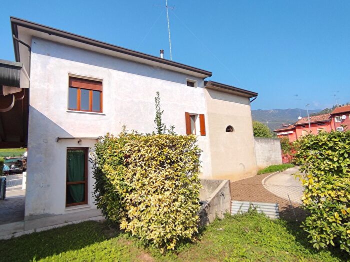 Casa con 5 locali in vendita in Caneva