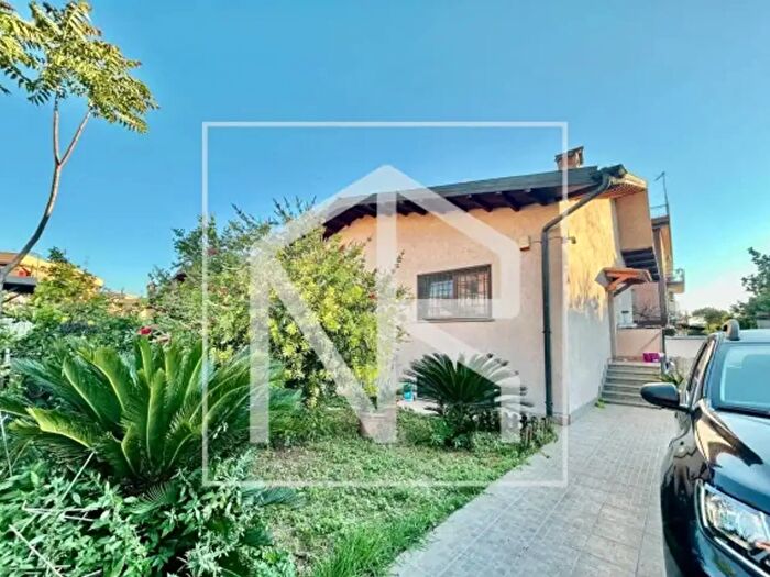 Casa con 6 locali in vendita in Via Conza della Campania, Roma