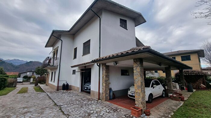 Casa con 14 locali in vendita in Via Vecchiacchi, Castelnuovo Di Garfagnana