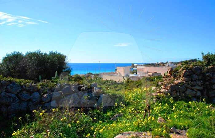 Casa trilocale in vendita in Via Reverendo Papa Fedele, Castrignano Del Capo