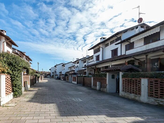 Casa con 6 locali in vendita in Via Carlo Alberto dalla Chiesa, Gaggiano