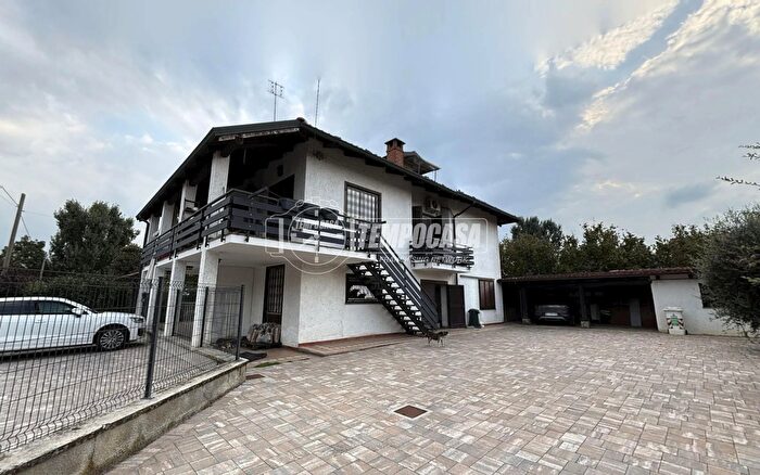 Appartamento con 8 locali in vendita in Strada Falchetto, Bra