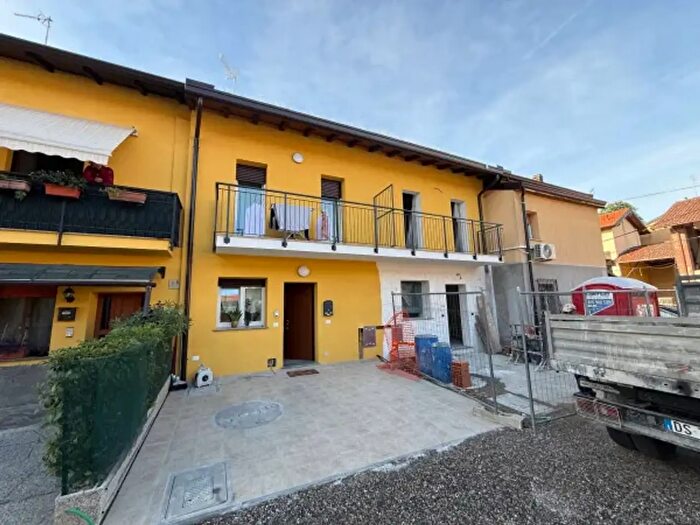 Appartamento trilocale in vendita in Via Sant'Alessandro, Mariano Comense