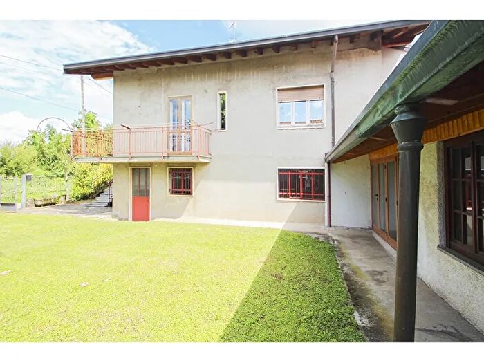 Casa con 5 locali in vendita in Vedano Olona