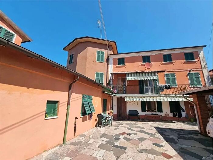 Casa con 10 locali in vendita in Sarzana