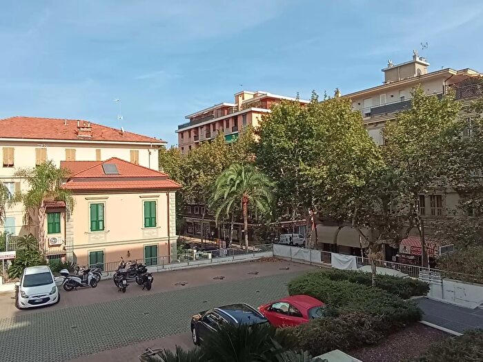 Appartamento trilocale in vendita in Piazza Colombo, Sanremo