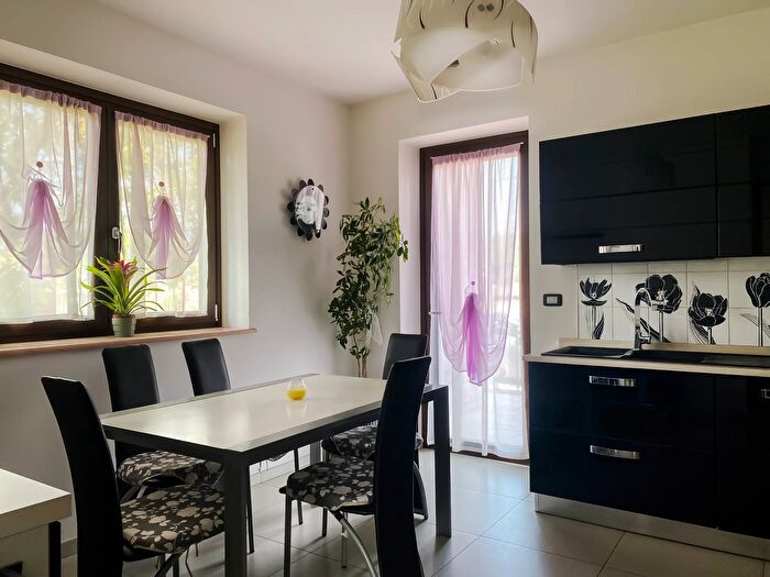 Casa con 6 locali in vendita in Via Dante Livio Bianco, Caraglio