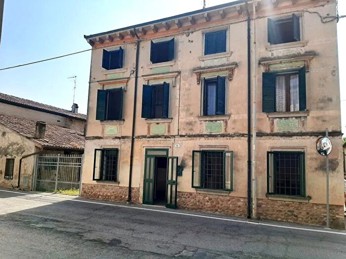Casa quadrilocale in vendita in Valeggio Sul Mincio