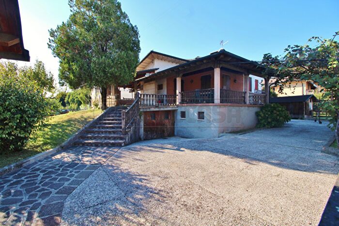 Casa con 9 locali in vendita in Montebello Vicentino