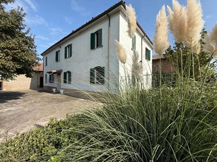 Casa con 6 locali in vendita in Strada Torremenapace, Voghera