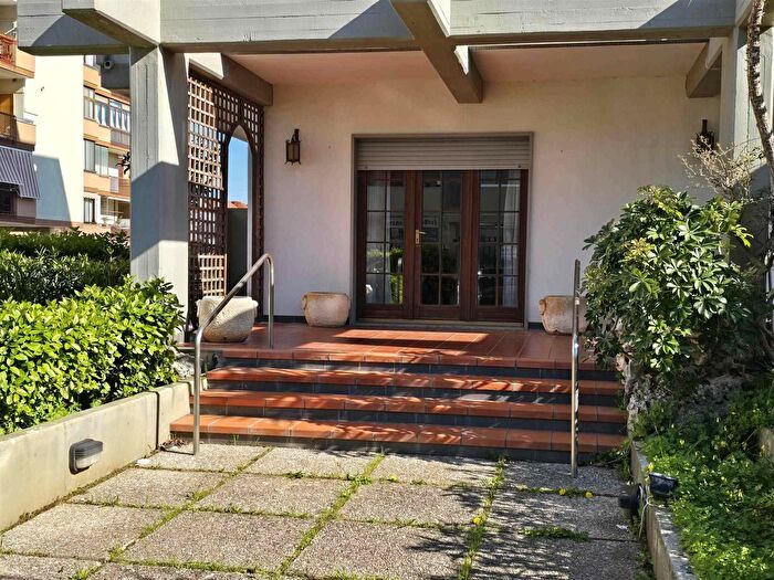 Appartamento con 10 locali in vendita in Via Arenazza, Monopoli