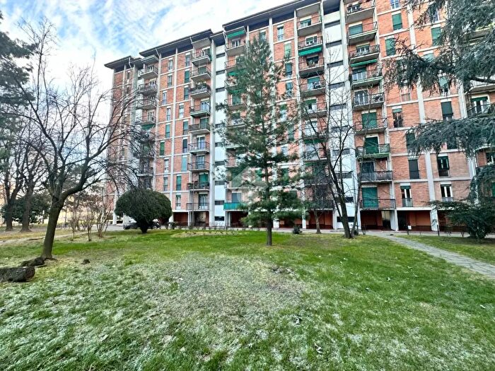 Appartamento quadrilocale in vendita in Via Luigi Chiarelli, Milano