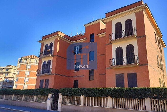 Appartamento quadrilocale in vendita in Via delle Oceanine, Roma