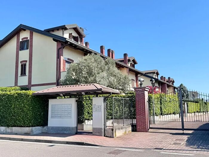 Appartamento trilocale in vendita in Via Urbani, Vernate