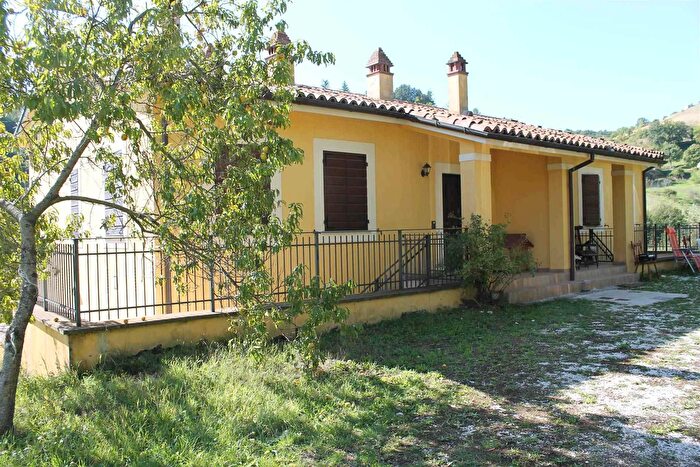 Casa con 6 locali in vendita in Foligno