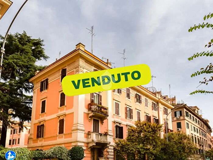 Appartamento trilocale in vendita in Via Gallia, Roma