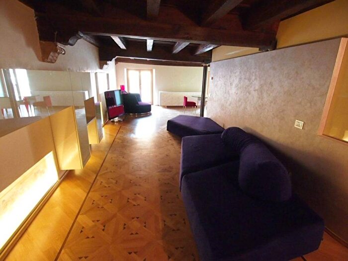 Appartamento trilocale in affitto in Via Leoni, Centro Storico, Verona