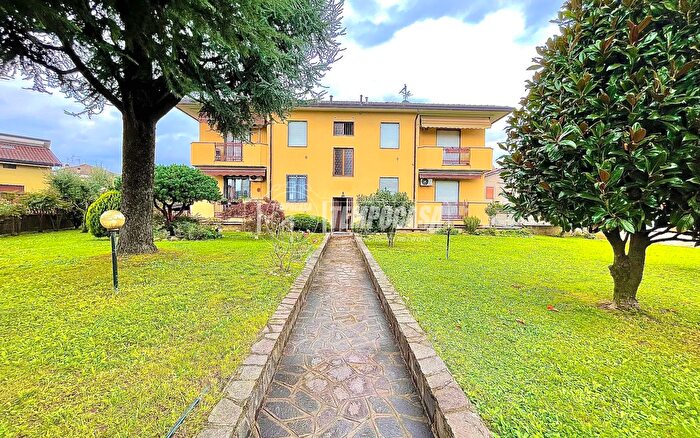 Appartamento trilocale in vendita in Via per Cornate, Verderio