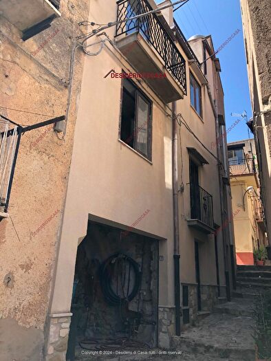 Casa con 6 locali in vendita in Polizzi Generosa
