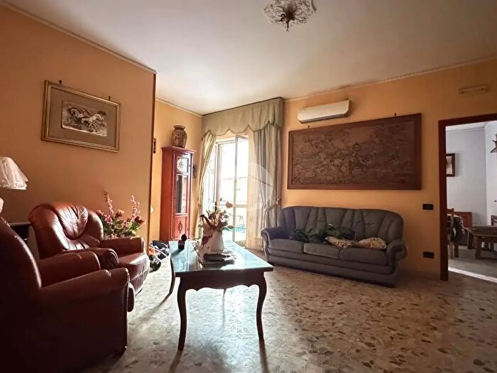 Appartamento trilocale in vendita in Via Cardinale Capecelatro, Napoli