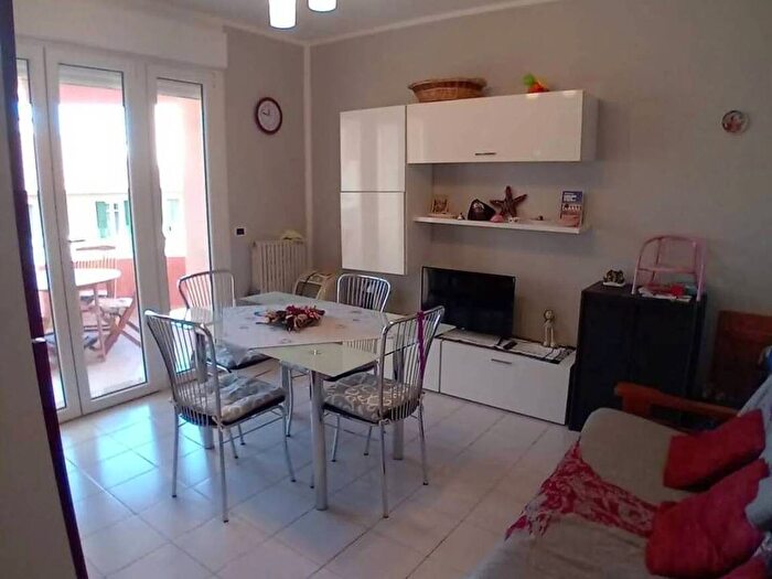 Appartamento trilocale in affitto in Via Carloforte, Centro, Albenga