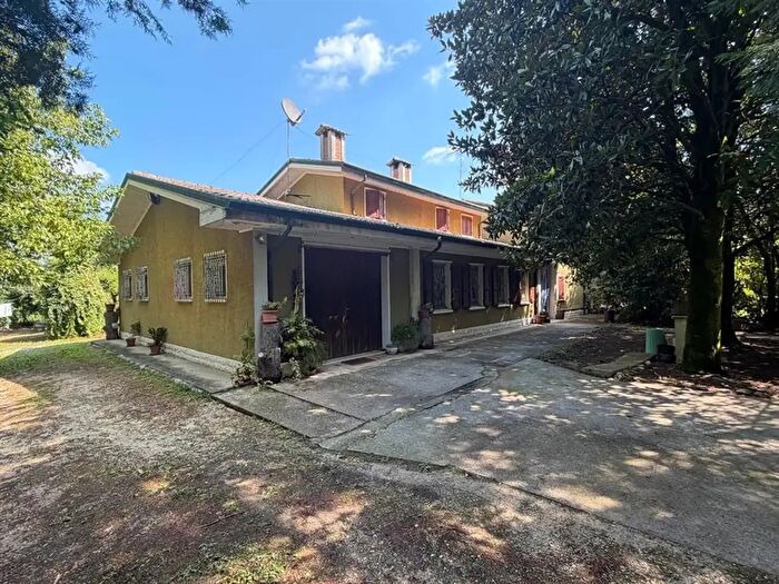 Casa con 9 locali in vendita in Via Mari, Quistello