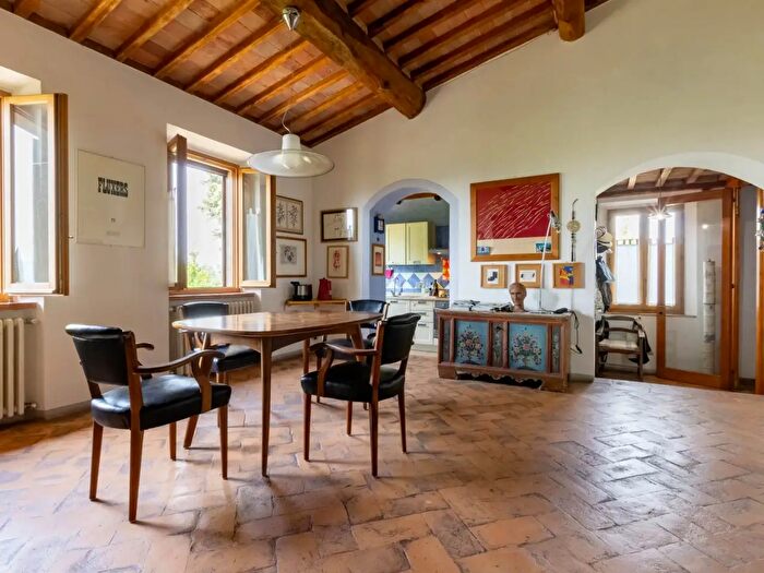 Casa con 8 locali in vendita in Poggibonsi