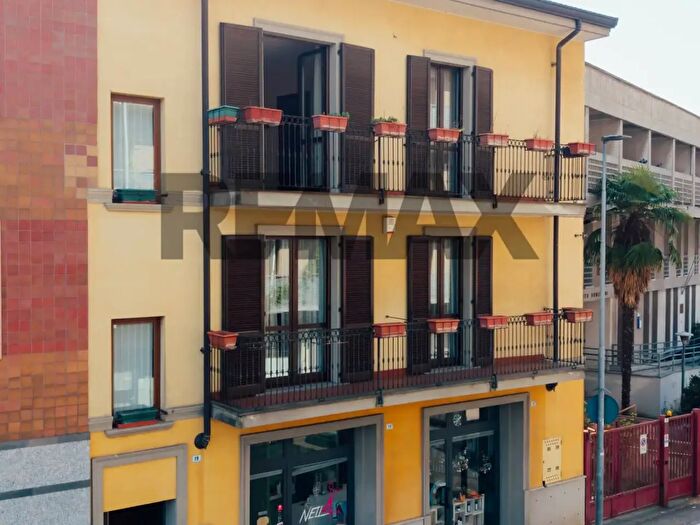 Casa con 10 locali in vendita in Via Monte San Gabriele, Novara