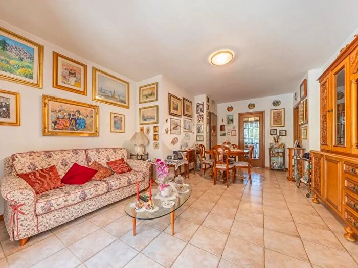 Appartamento trilocale in vendita in Via Enrico Jovane, Roma