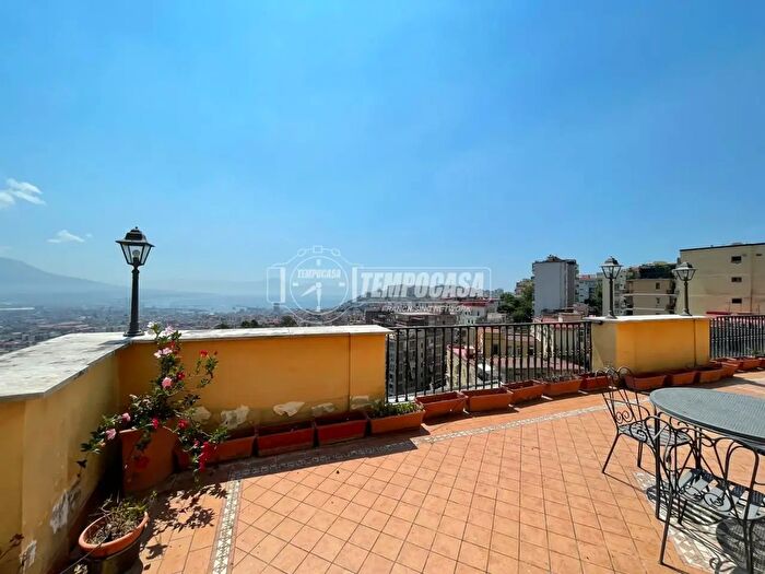 Appartamento con 9 locali in vendita in Via Bernardo Cavallino, Napoli