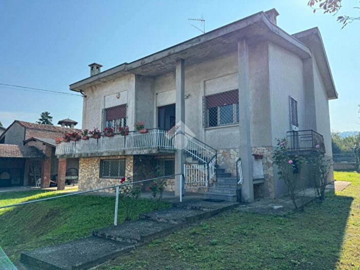 Casa con 7 locali in vendita in Via Emilia, Redavalle
