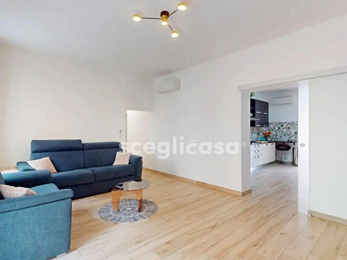 Appartamento con 9 locali in vendita in Via Normanni, Palermo