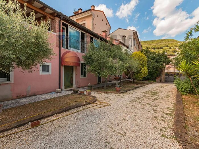 Casa con 18 locali in vendita in Barbarano Mossano