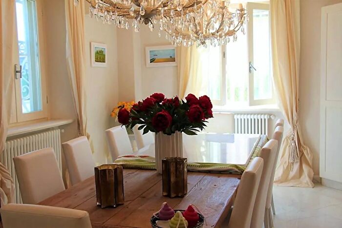 Casa con 8 locali in vendita in Forte Dei Marmi