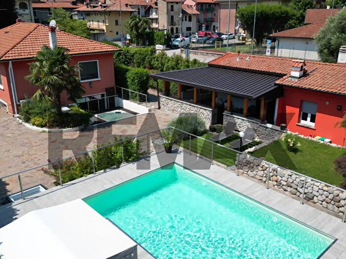 Casa con 10 locali in vendita in Via Girola, Besano