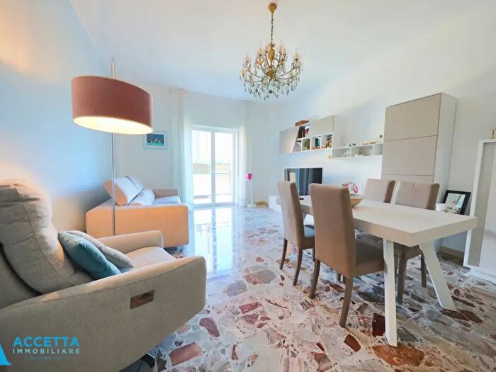 Appartamento trilocale in vendita in Via Istria, Taranto